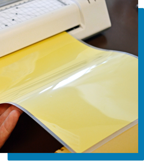 plastification d'une feuille de papier jaune