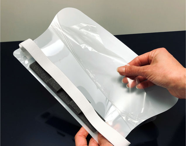 Visière livrée avec une couche de protection sur la partie avant